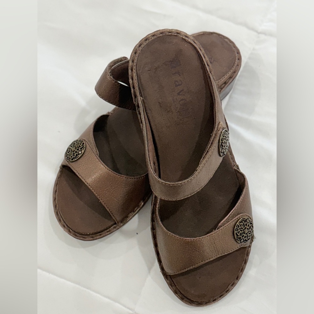 Aravon by New Balance Bronze Metallic Leather Slide Sandals Medallion 8B